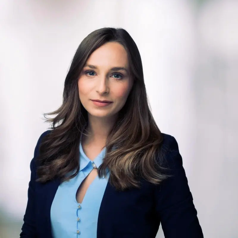 Portret profesjonalnej kobiety biznesu na neutralnym tle.