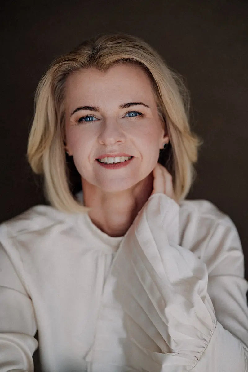Portret kobiety w jasnej koszuli – profesjonalny wizerunek liderki.