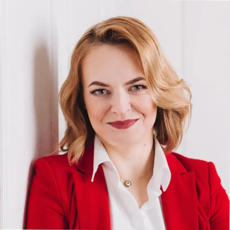 Portret kobiety w czerwonej marynarce.